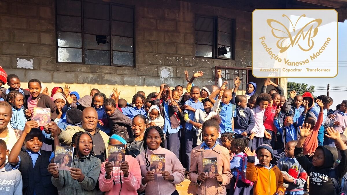 Vanessa Macamo Foundation Donates Books to 6th-Grade Pupils at Filipe Samuel Magaia Primary School